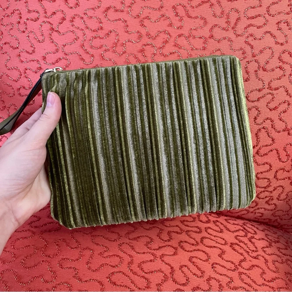 🌱5/$25🌱 A New Day | Green Velvety Zipper Clutch Wristlet Bag